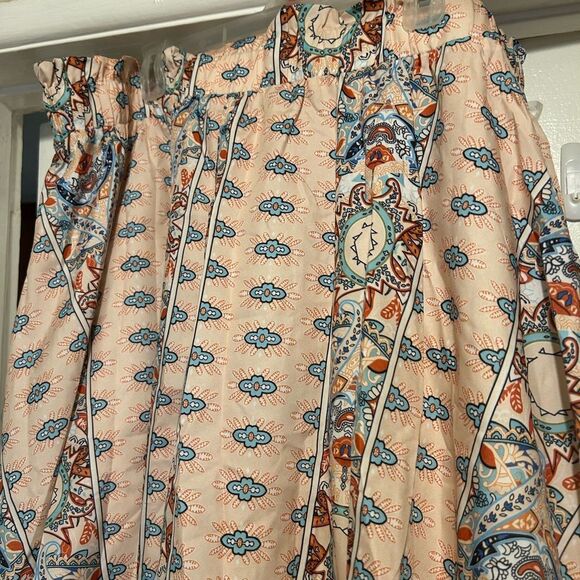 Dresses & Skirts - NWOT Floral Patterned Cream Shorts